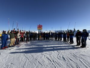 Gruppenfoto von interessierten Touristiker:innen auf der conos Winter-Trend-Expedition